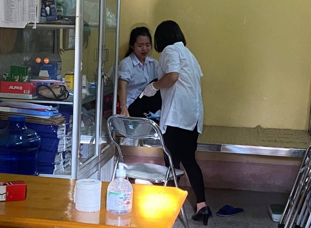 Thí sinh bật khóc, suýt nhỡ thi tốt nghiệp vì bất ngờ đau bụng - 2 Thí sinh bật khóc, suýt nhỡ thi tốt nghiệp vì bất ngờ đau bụng - 2