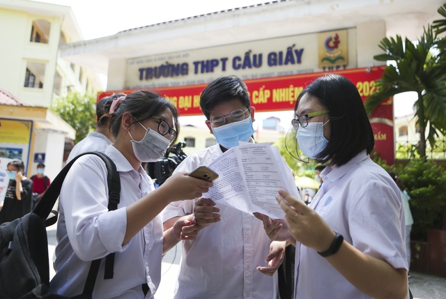 Hà Nội: Nhiều thí sinh ùa ra ôm người thân, lạc quan về bài thi tổ hợp - 4 Hà Nội: Nhiều thí sinh ùa ra ôm người thân, lạc quan về bài thi tổ hợp - 4