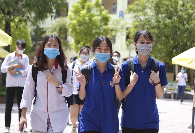 Hà Nội: Nhiều thí sinh ùa ra ôm người thân, lạc quan về bài thi tổ hợp - 5 Hà Nội: Nhiều thí sinh ùa ra ôm người thân, lạc quan về bài thi tổ hợp - 5