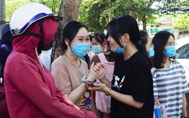 Thí sinh nhận xét: Bài thi tổ hợp Xã hội vừa sức, bài Tự nhiên khó hơn - 28 Thí sinh nhận xét: Bài thi tổ hợp Xã hội vừa sức, bài Tự nhiên khó hơn - 28