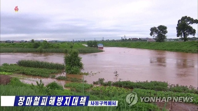 Ảnh hiếm ông Kim Jong-un lái xe thăm người dân vùng lũ - 4 Ảnh hiếm ông Kim Jong-un lái xe thăm người dân vùng lũ - 4