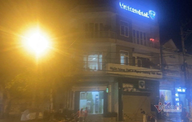 Vụ mất trộm 450 triệu trong khuôn viên ngân hàng: Xác định 4 nghi phạm - 1 Vụ mất trộm 450 triệu trong khuôn viên ngân hàng: Xác định 4 nghi phạm - 1