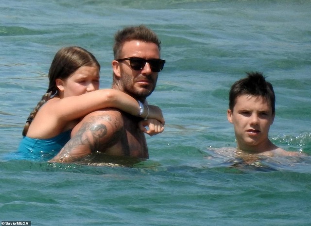 David Beckham cưng nựng con gái trên biển - 6 David Beckham cưng nựng con gái trên biển - 6