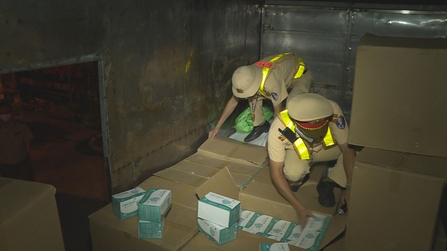 Phát hiện vụ vận chuyển trên 67.000 chiếc khẩu trang không rõ nguồn gốc - 1 Phát hiện vụ vận chuyển trên 67.000 chiếc khẩu trang không rõ nguồn gốc - 1