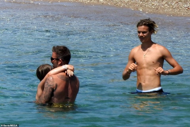 David Beckham cưng nựng con gái trên biển - 9 David Beckham cưng nựng con gái trên biển - 9