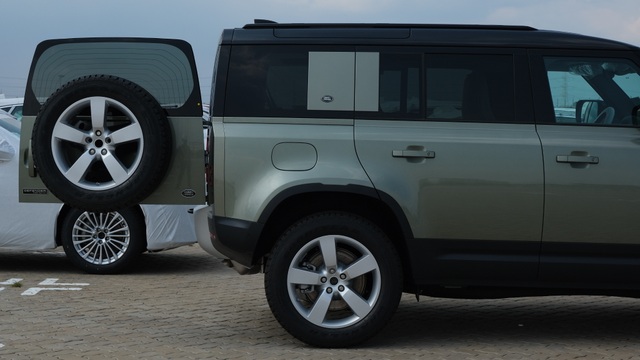 Land Rover Defender thế hệ mới xuất hiện tại Việt Nam - 4 Land Rover Defender thế hệ mới xuất hiện tại Việt Nam - 4