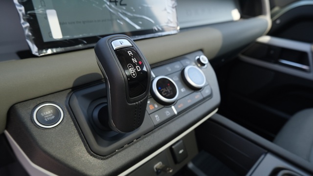 Land Rover Defender thế hệ mới xuất hiện tại Việt Nam - 9 Land Rover Defender thế hệ mới xuất hiện tại Việt Nam - 9