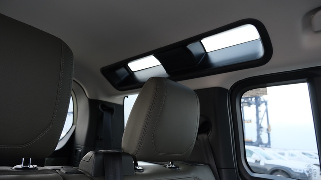 Land Rover Defender thế hệ mới xuất hiện tại Việt Nam - 14 Land Rover Defender thế hệ mới xuất hiện tại Việt Nam - 14