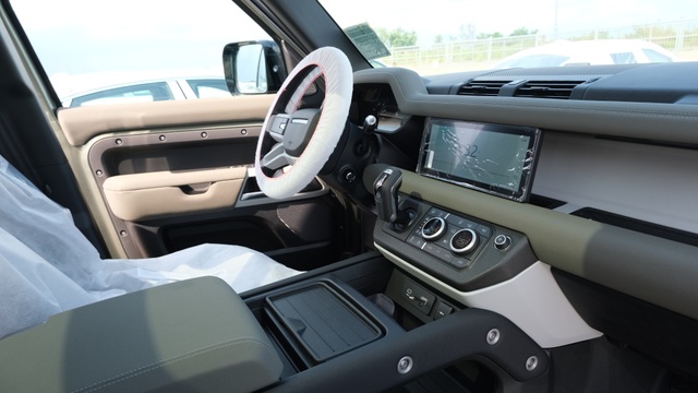 Land Rover Defender thế hệ mới xuất hiện tại Việt Nam - 7 Land Rover Defender thế hệ mới xuất hiện tại Việt Nam - 7
