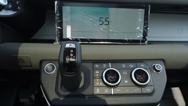 Land Rover Defender thế hệ mới xuất hiện tại Việt Nam - 10 Land Rover Defender thế hệ mới xuất hiện tại Việt Nam - 10