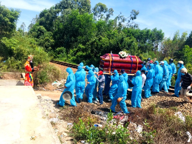 Nghẹn ngào hình ảnh đám tang vùng dịch - 3 Nghẹn ngào hình ảnh đám tang vùng dịch - 3