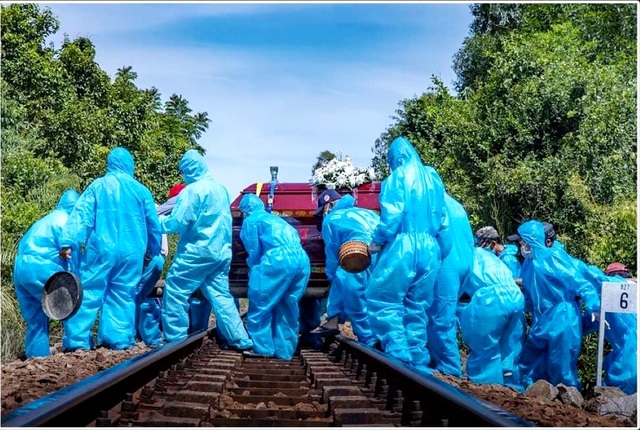 Nghẹn ngào hình ảnh đám tang vùng dịch - 4 Nghẹn ngào hình ảnh đám tang vùng dịch - 4