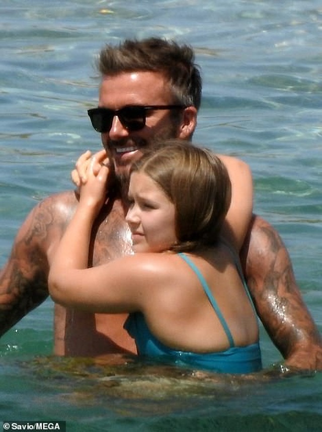 David Beckham cưng nựng con gái trên biển - 7 David Beckham cưng nựng con gái trên biển - 7