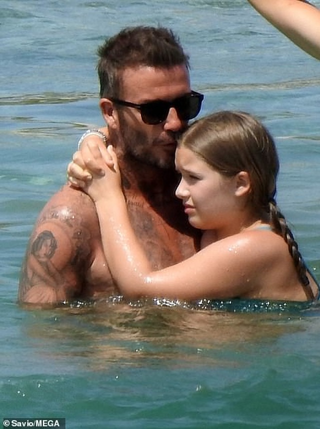 David Beckham cưng nựng con gái trên biển - 2 David Beckham cưng nựng con gái trên biển - 2
