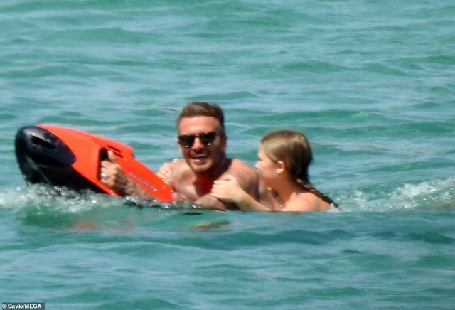 David Beckham cưng nựng con gái trên biển - 3 David Beckham cưng nựng con gái trên biển - 3