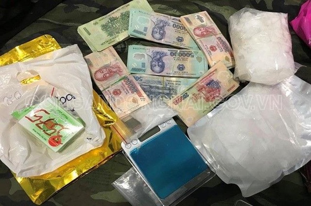 Bị vây bắt, đối tượng buôn bán ma túy lao thẳng xe vào công an - 3 Bị vây bắt, đối tượng buôn bán ma túy lao thẳng xe vào công an - 3