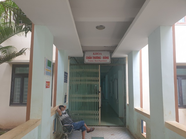 Điều dưỡng bị đánh bầm dập vì ngăn người nhà bệnh nhân tấn công bác sĩ - 1 Điều dưỡng bị đánh bầm dập vì ngăn người nhà bệnh nhân tấn công bác sĩ - 1