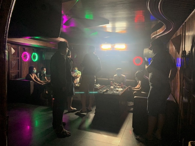 Nhóm thanh niên chơi ma túy trong quán karaoke, bất chấp dịch Covid-19 - 1 Nhóm thanh niên chơi ma túy trong quán karaoke, bất chấp dịch Covid-19 - 1