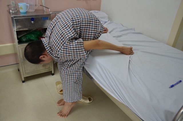 Thương người đàn ông có thân hình gãy gập đến ngồi chơi với con cũng khó - 3 Thương người đàn ông có thân hình gãy gập đến ngồi chơi với con cũng khó - 3