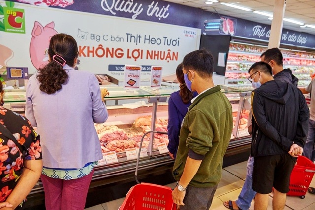 Người dân khó khăn vì Covid-19, siêu thị “đồng loạt” giảm giá thực phẩm - 4 Người dân khó khăn vì Covid-19, siêu thị “đồng loạt” giảm giá thực phẩm - 4