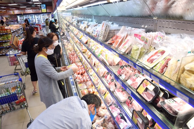 Người dân khó khăn vì Covid-19, siêu thị “đồng loạt” giảm giá thực phẩm - 3 Người dân khó khăn vì Covid-19, siêu thị “đồng loạt” giảm giá thực phẩm - 3