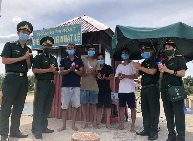 Cứu thành công 8 thuyền viên tàu cá bị chìm trên biển - 1 Cứu thành công 8 thuyền viên tàu cá bị chìm trên biển - 1