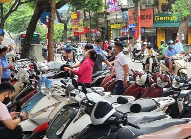 Đứng đếm vàng 15 phút, khách sốc tại chỗ vì giá tụt dốc không phanh! - 1 Đứng đếm vàng 15 phút, khách sốc tại chỗ vì giá tụt dốc không phanh! - 1