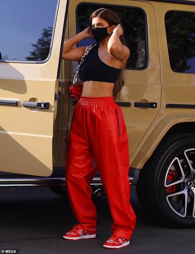 Kylie Jenner khoe eo thon, đeo túi gần 4000 USD ra phố - 2 Kylie Jenner khoe eo thon, đeo túi gần 4000 USD ra phố - 2
