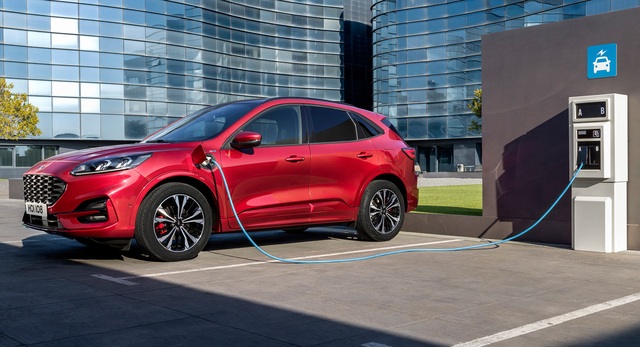Liên tục xảy ra cháy xe, Ford dừng bán và triệu hồi một mẫu hybrid sạc điện - 1 Liên tục xảy ra cháy xe, Ford dừng bán và triệu hồi một mẫu hybrid sạc điện - 1