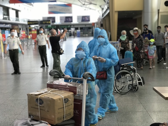 Hình ảnh 400 khách Hà Nội đầu tiên được “giải cứu” rời điểm nóng Đà Nẵng - 2 Hình ảnh 400 khách Hà Nội đầu tiên được “giải cứu” rời điểm nóng Đà Nẵng - 2