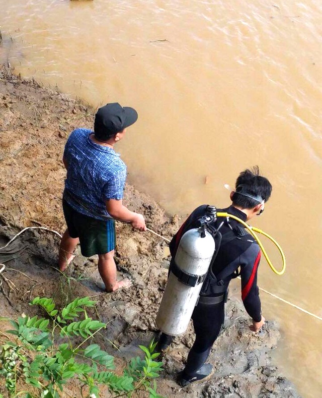Thăng hàm cho phó trưởng công an xã hy sinh khi truy bắt “cát tặc” - 3 Thăng hàm cho phó trưởng công an xã hy sinh khi truy bắt “cát tặc” - 3
