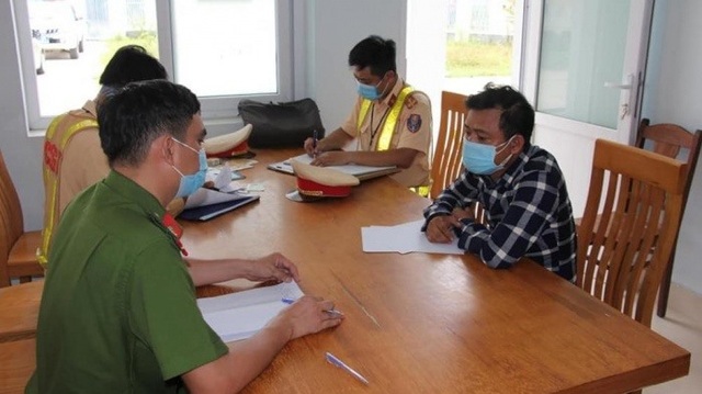 Tài xế ở Đà Nẵng chở khách ra đường tránh để trốn về quê - 1 Tài xế ở Đà Nẵng chở khách ra đường tránh để trốn về quê - 1