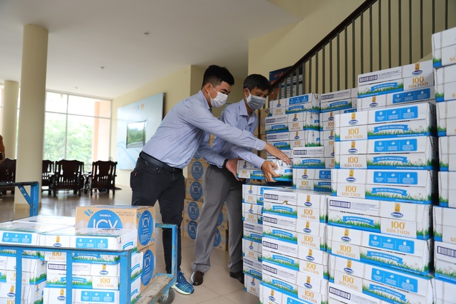 Chung tay chống dịch Covid-19, Vinamilk ủng hộ 8 tỷ đồng - 3 Chung tay chống dịch Covid-19, Vinamilk ủng hộ 8 tỷ đồng - 3