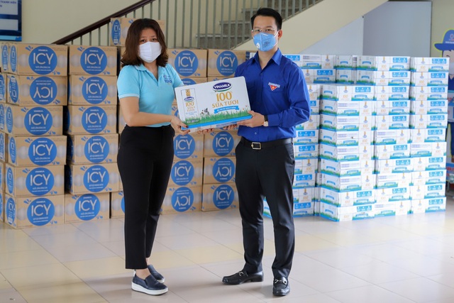 Chung tay chống dịch Covid-19, Vinamilk ủng hộ 8 tỷ đồng - 4 Chung tay chống dịch Covid-19, Vinamilk ủng hộ 8 tỷ đồng - 4