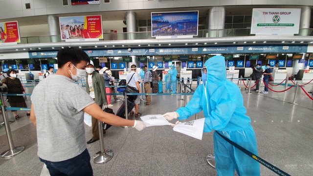 Du khách rời Đà Nẵng về Hà Nội hẹn hết dịch sẽ quay trở lại - 3 Du khách rời Đà Nẵng về Hà Nội hẹn hết dịch sẽ quay trở lại - 3