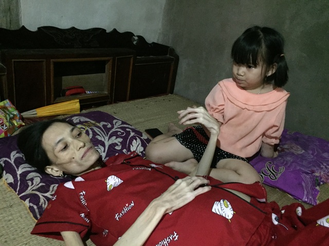 Đau đớn cảnh bé gái bịn rịn bên người mẹ thập tử nhất sinh - 3 Đau đớn cảnh bé gái bịn rịn bên người mẹ thập tử nhất sinh - 3