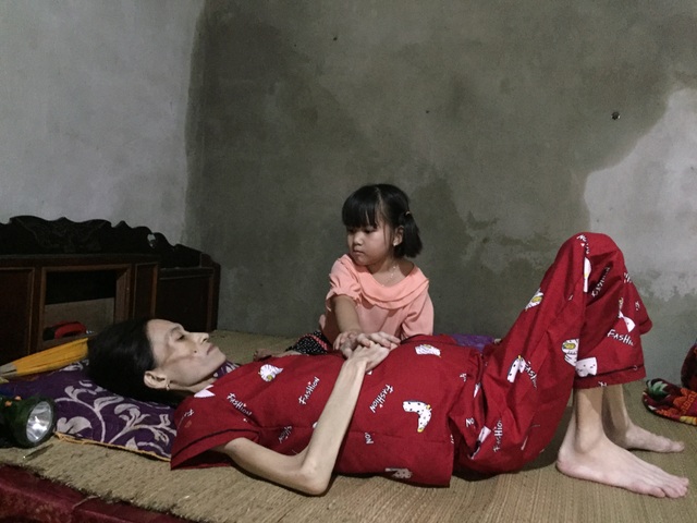 Đau đớn cảnh bé gái bịn rịn bên người mẹ thập tử nhất sinh - 1 Đau đớn cảnh bé gái bịn rịn bên người mẹ thập tử nhất sinh - 1