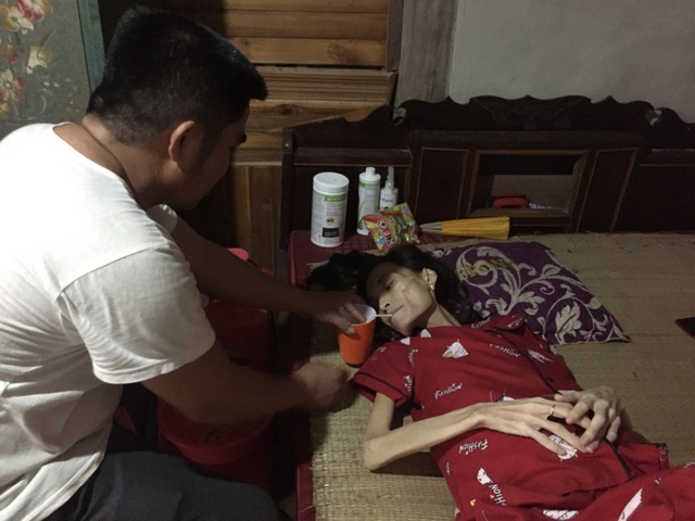 Đau đớn cảnh bé gái bịn rịn bên người mẹ thập tử nhất sinh - 5 Đau đớn cảnh bé gái bịn rịn bên người mẹ thập tử nhất sinh - 5