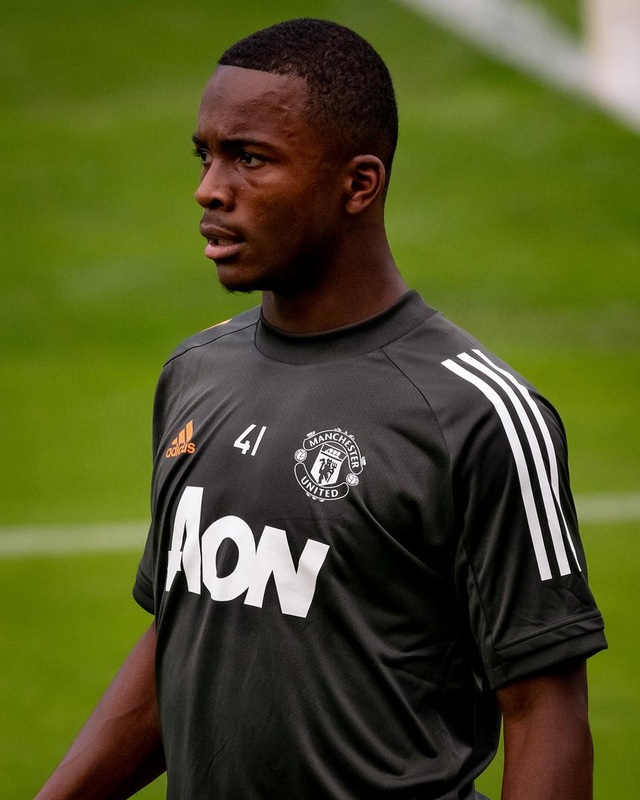 Pogba, Fernandes thoải mái phô diễn kỹ năng trên sân tập của Man Utd - 8 Pogba, Fernandes thoải mái phô diễn kỹ năng trên sân tập của Man Utd - 8