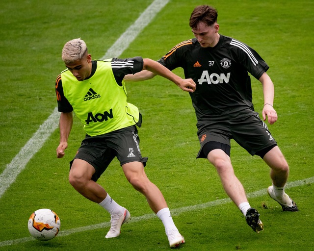 Pogba, Fernandes thoải mái phô diễn kỹ năng trên sân tập của Man Utd - 16 Pogba, Fernandes thoải mái phô diễn kỹ năng trên sân tập của Man Utd - 16
