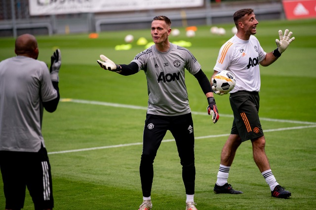 Pogba, Fernandes thoải mái phô diễn kỹ năng trên sân tập của Man Utd - 19 Pogba, Fernandes thoải mái phô diễn kỹ năng trên sân tập của Man Utd - 19
