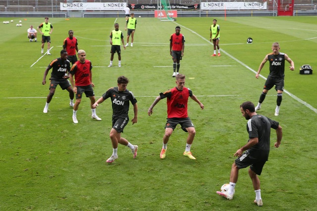 Pogba, Fernandes thoải mái phô diễn kỹ năng trên sân tập của Man Utd - 24 Pogba, Fernandes thoải mái phô diễn kỹ năng trên sân tập của Man Utd - 24