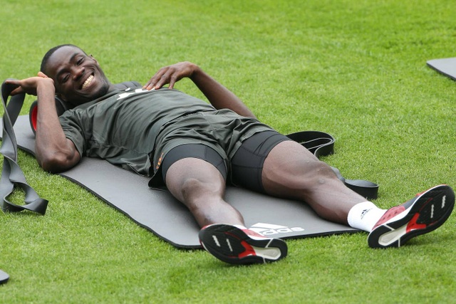 Pogba, Fernandes thoải mái phô diễn kỹ năng trên sân tập của Man Utd - 4 Pogba, Fernandes thoải mái phô diễn kỹ năng trên sân tập của Man Utd - 4