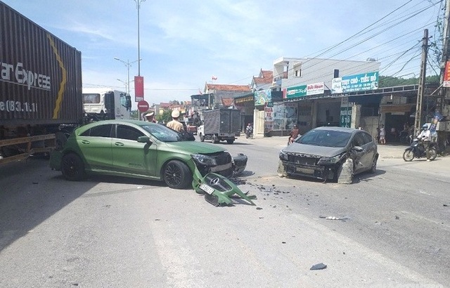 Truy tìm xe ben tông xe Mercedes gây tai nạn liên hoàn rồi bỏ chạy - 2 Truy tìm xe ben tông xe Mercedes gây tai nạn liên hoàn rồi bỏ chạy - 2