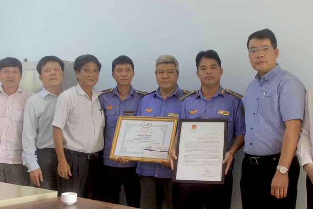 Bộ trưởng GTVT tặng bằng khen nhân viên đường sắt cứu người - 1 Bộ trưởng GTVT tặng bằng khen nhân viên đường sắt cứu người - 1