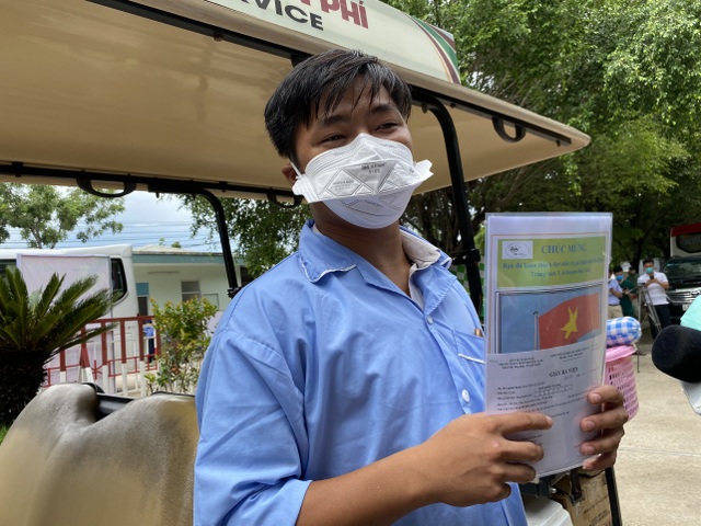 Bệnh nhân khỏi Covid-19 ra viện: Phấn khởi như được nhận bằng tốt nghiệp - 1 Bệnh nhân khỏi Covid-19 ra viện: Phấn khởi như được nhận bằng tốt nghiệp - 1