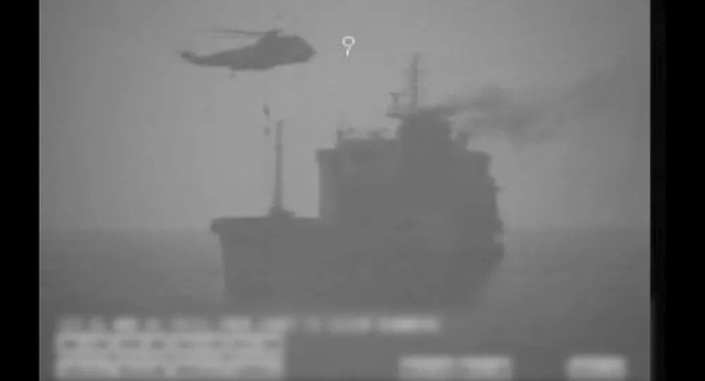 Mỹ tung video cáo buộc Iran đổ quân lên tàu dầu ở vùng biển quốc tế - 1 Mỹ tung video cáo buộc Iran đổ quân lên tàu dầu ở vùng biển quốc tế - 1
