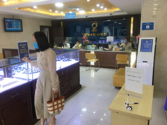 Giá vàng “nhiễu nhương”, vợ chồng bán rau vẫn liều bỏ chợ đi mua vàng - 2 Giá vàng “nhiễu nhương”, vợ chồng bán rau vẫn liều bỏ chợ đi mua vàng - 2