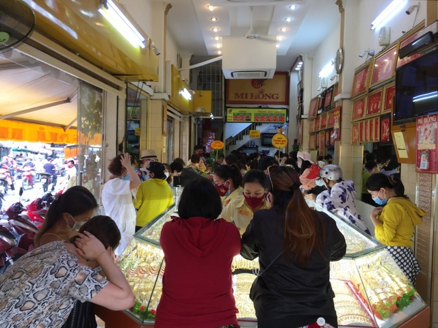 Giá vàng “nhiễu nhương”, vợ chồng bán rau vẫn liều bỏ chợ đi mua vàng - 4 Giá vàng “nhiễu nhương”, vợ chồng bán rau vẫn liều bỏ chợ đi mua vàng - 4