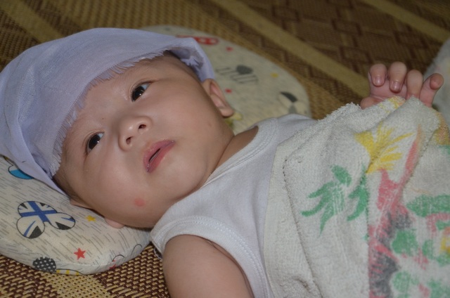 Tiếng khóc xé lòng của cậu bé 4 tháng tuổi sinh ra trong gia đình ung thư - 1